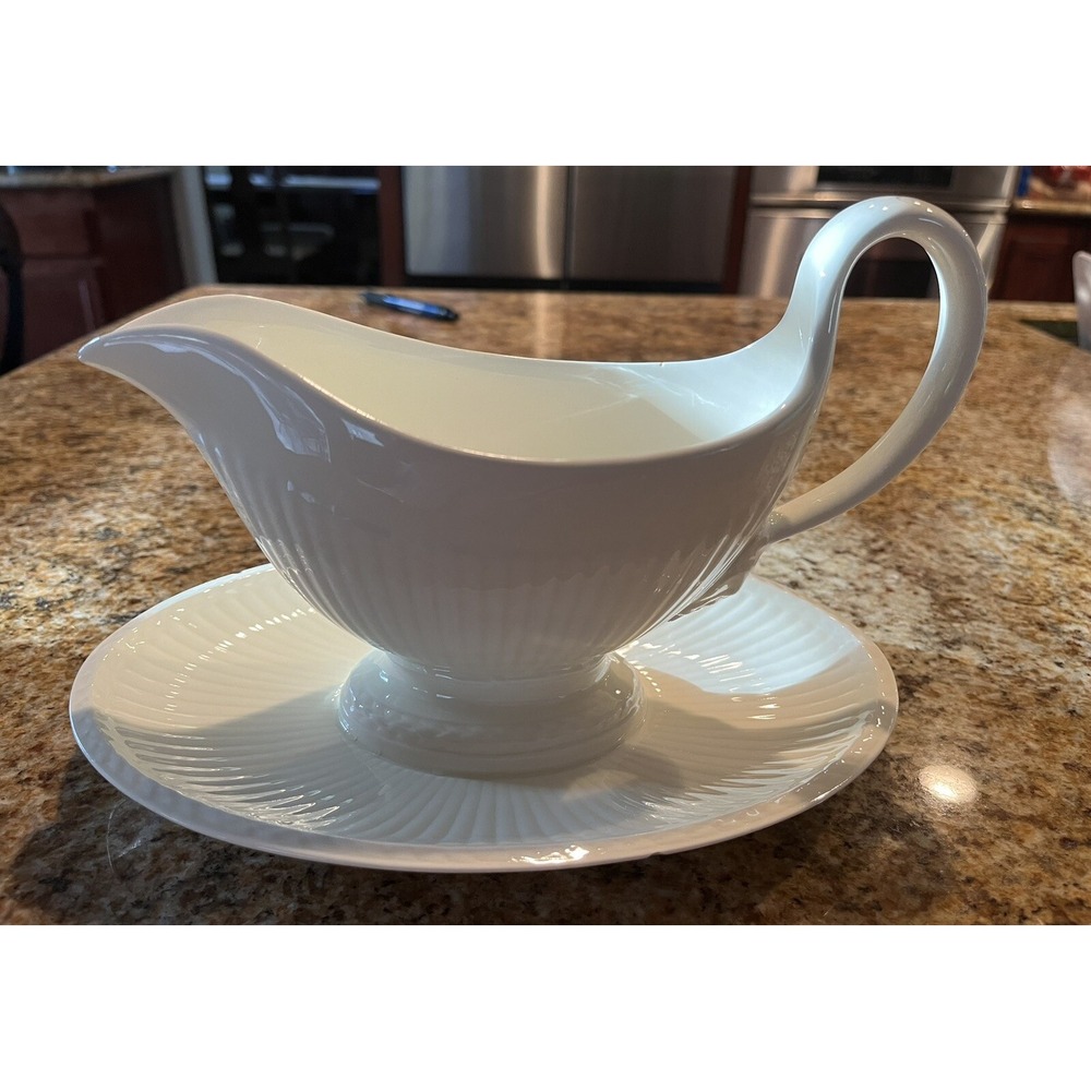 VTG Wedgwood EDME Etruria Barlaston Lions Head Gravy Boat & Attached Underplate